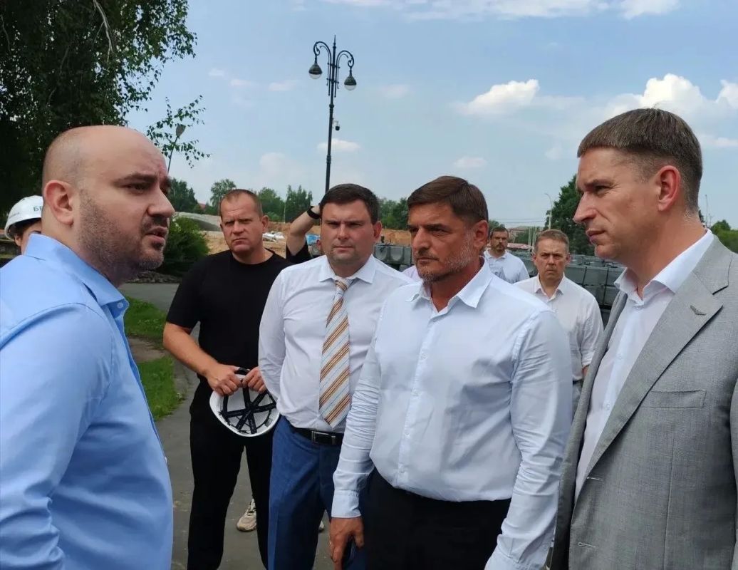 Глава региона оценил работы по благоустройству Центральной площади Глава региона оценил работы по благоустройству Центральной площади
