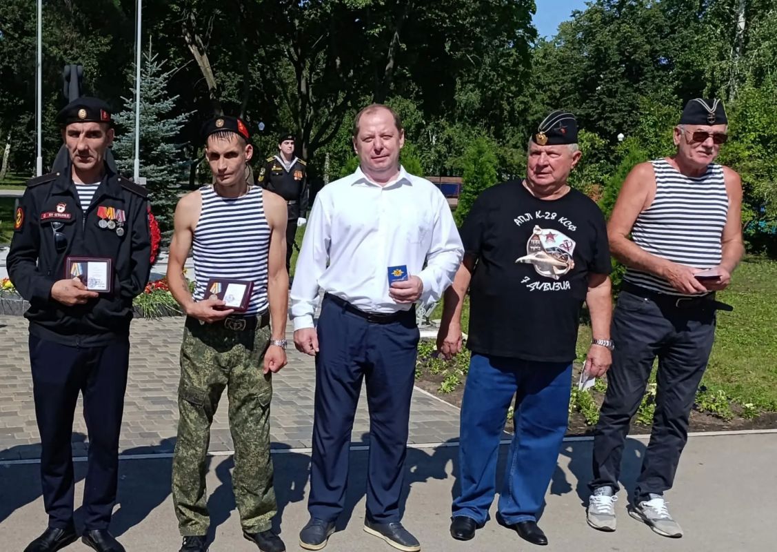 Флоту российскому слава!. 27 июля - День военно-морского флота, праздник, когда мы вспоминаем всех, кто в разные годы создавал и преумножал славу и мощь российского флота Флоту российскому слава!. 27 июля - День военно-морского флота, праздник, когда мы вспоминаем всех, кто в разные годы создавал и преумножал славу и мощь российского флота