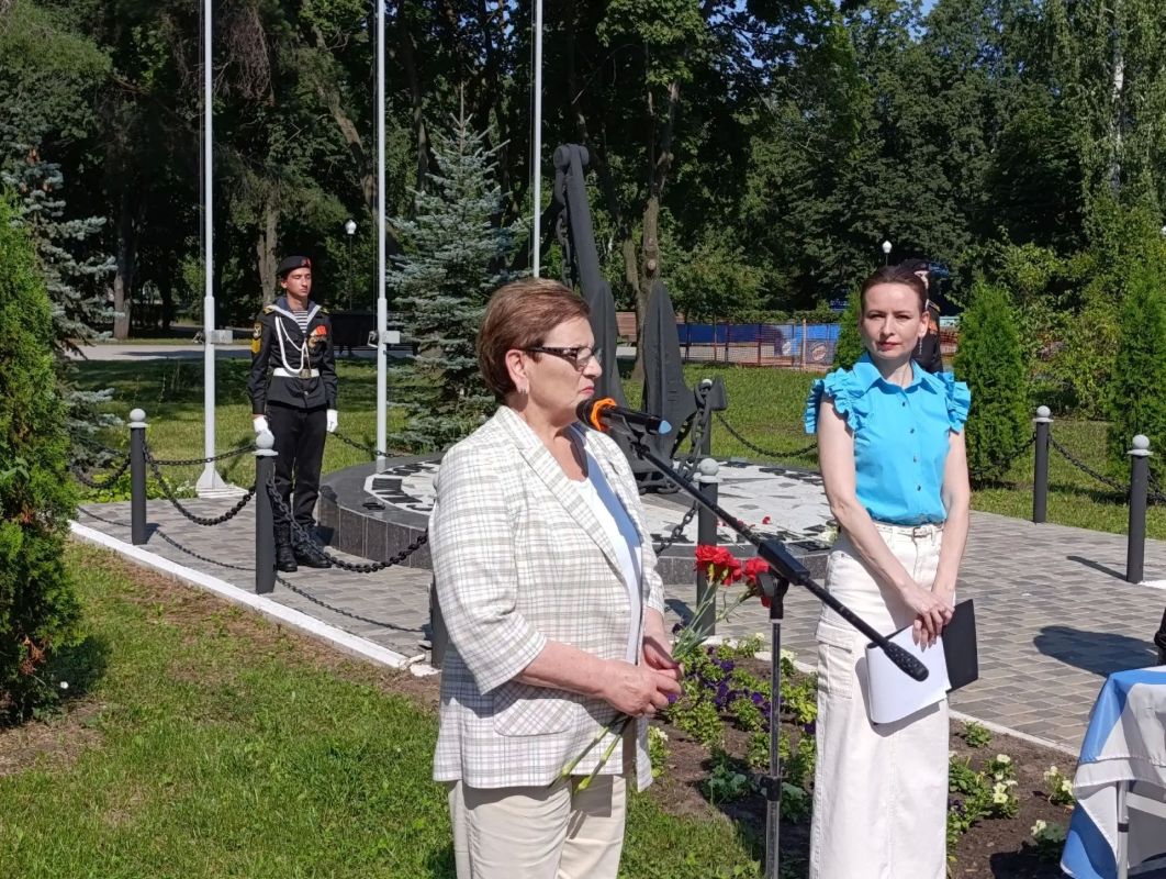 Флоту российскому слава!. 27 июля - День военно-морского флота, праздник, когда мы вспоминаем всех, кто в разные годы создавал и преумножал славу и мощь российского флота Флоту российскому слава!. 27 июля - День военно-морского флота, праздник, когда мы вспоминаем всех, кто в разные годы создавал и преумножал славу и мощь российского флота