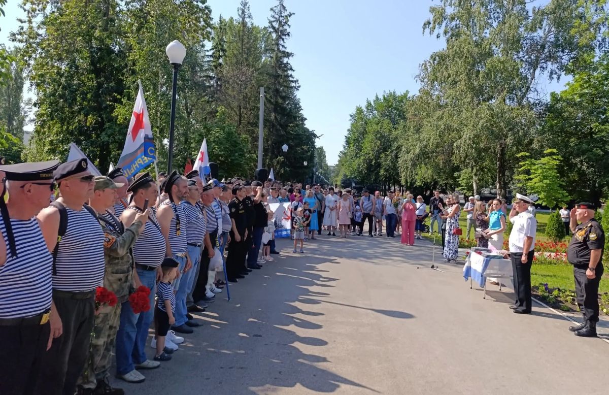 Флоту российскому слава!. 27 июля - День военно-морского флота, праздник, когда мы вспоминаем всех, кто в разные годы создавал и преумножал славу и мощь российского флота Флоту российскому слава!. 27 июля - День военно-морского флота, праздник, когда мы вспоминаем всех, кто в разные годы создавал и преумножал славу и мощь российского флота