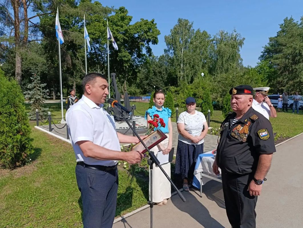 Флоту российскому слава!. 27 июля - День военно-морского флота, праздник, когда мы вспоминаем всех, кто в разные годы создавал и преумножал славу и мощь российского флота Флоту российскому слава!. 27 июля - День военно-морского флота, праздник, когда мы вспоминаем всех, кто в разные годы создавал и преумножал славу и мощь российского флота