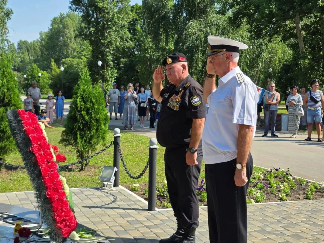 Флоту российскому слава!. 27 июля - День военно-морского флота, праздник, когда мы вспоминаем всех, кто в разные годы создавал и преумножал славу и мощь российского флота Флоту российскому слава!. 27 июля - День военно-морского флота, праздник, когда мы вспоминаем всех, кто в разные годы создавал и преумножал славу и мощь российского флота
