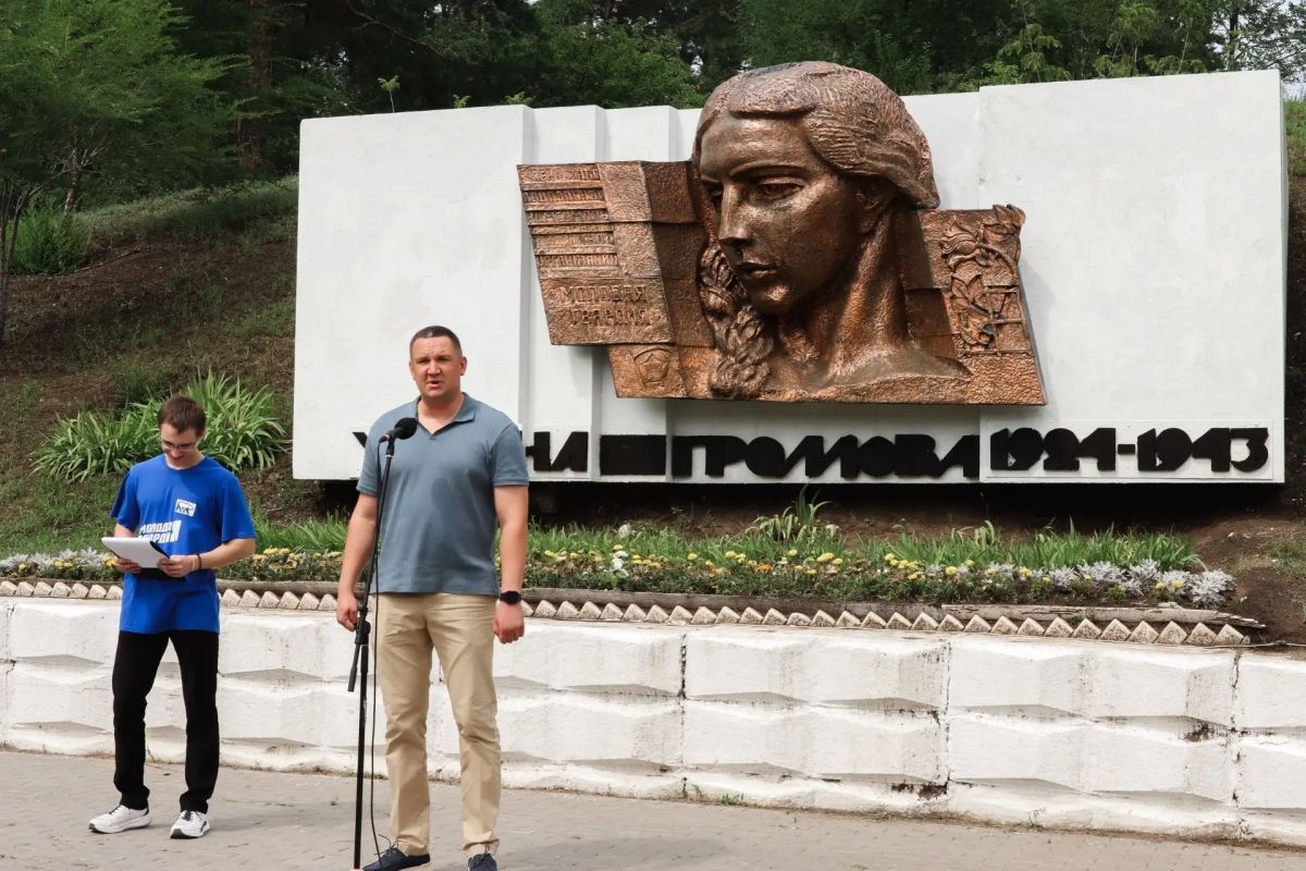 Склоняем головы перед героями прошлого и настоящего Склоняем головы перед героями прошлого и настоящего
