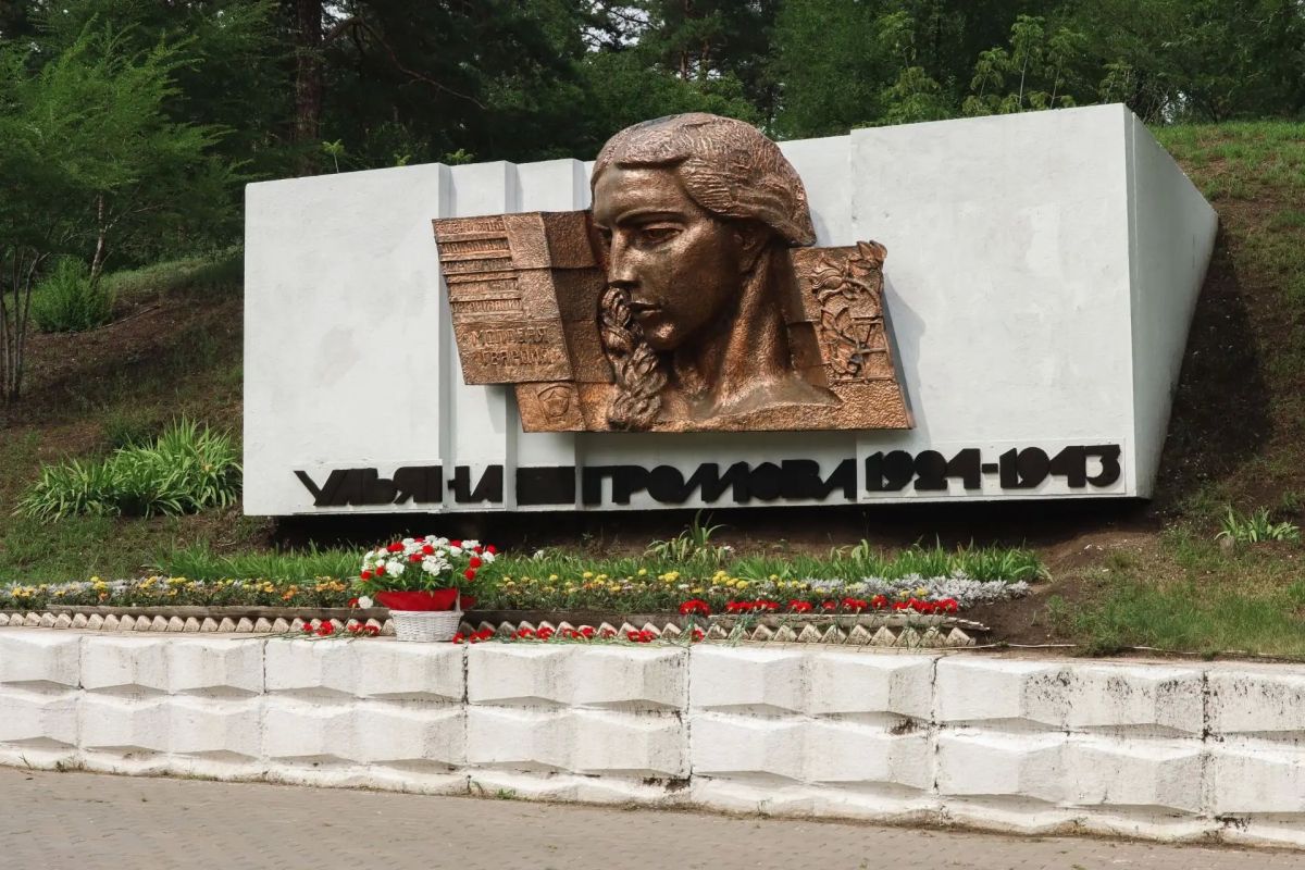 Склоняем головы перед героями прошлого и настоящего Склоняем головы перед героями прошлого и настоящего