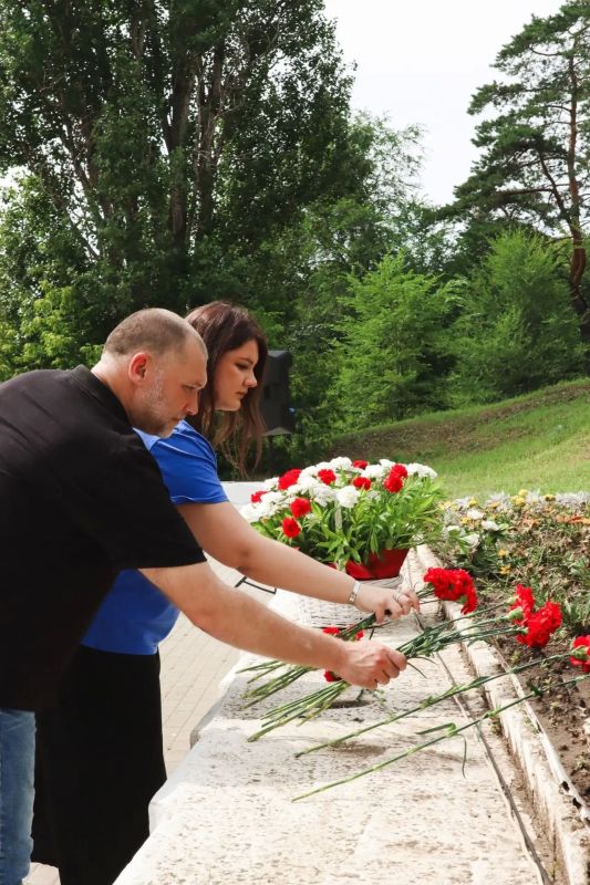 Склоняем головы перед героями прошлого и настоящего Склоняем головы перед героями прошлого и настоящего