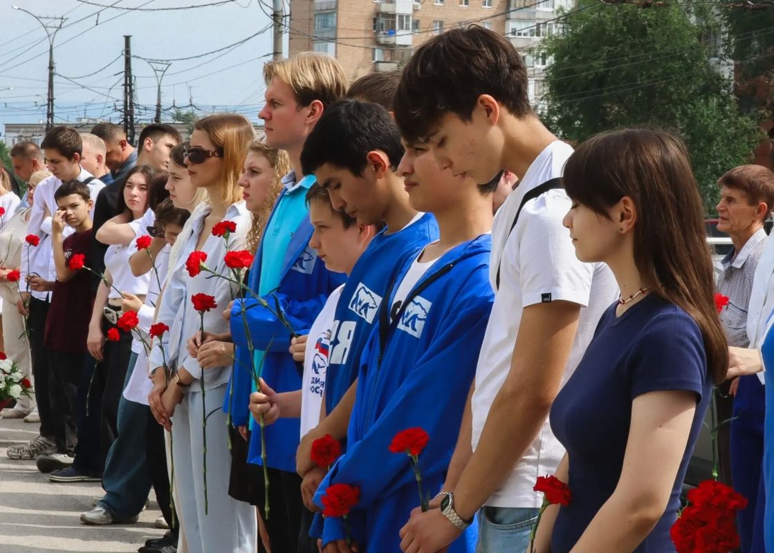 Склоняем головы перед героями прошлого и настоящего Склоняем головы перед героями прошлого и настоящего