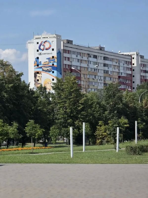 Илья Сухих: Новый мурал на Революционной, 56 обрел завершающий вид Илья Сухих: Новый мурал на Революционной, 56 обрел завершающий вид