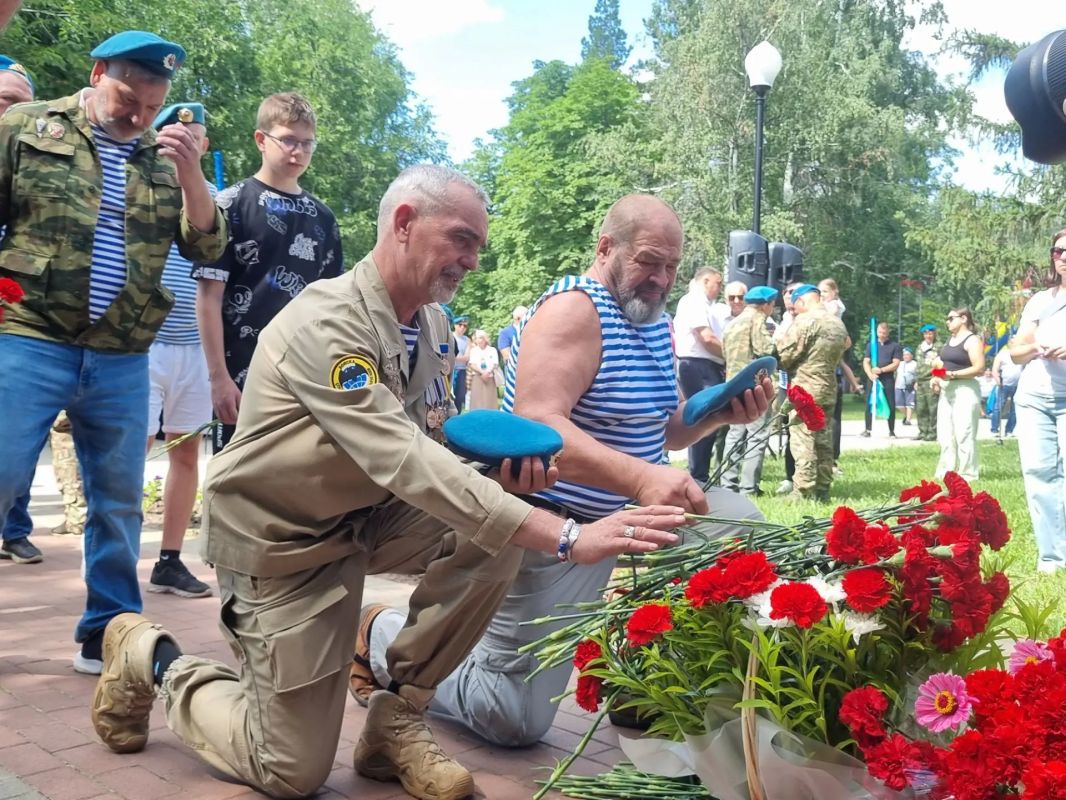 Никто, кроме нас!. Сегодня Тольятти вместе со всей страной отмечает День Воздушно-десантных войск Никто, кроме нас!. Сегодня Тольятти вместе со всей страной отмечает День Воздушно-десантных войск