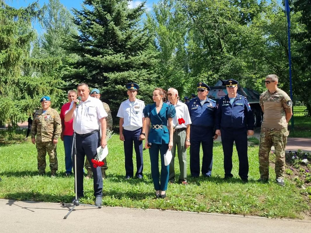 Никто, кроме нас!. Сегодня Тольятти вместе со всей страной отмечает День Воздушно-десантных войск Никто, кроме нас!. Сегодня Тольятти вместе со всей страной отмечает День Воздушно-десантных войск
