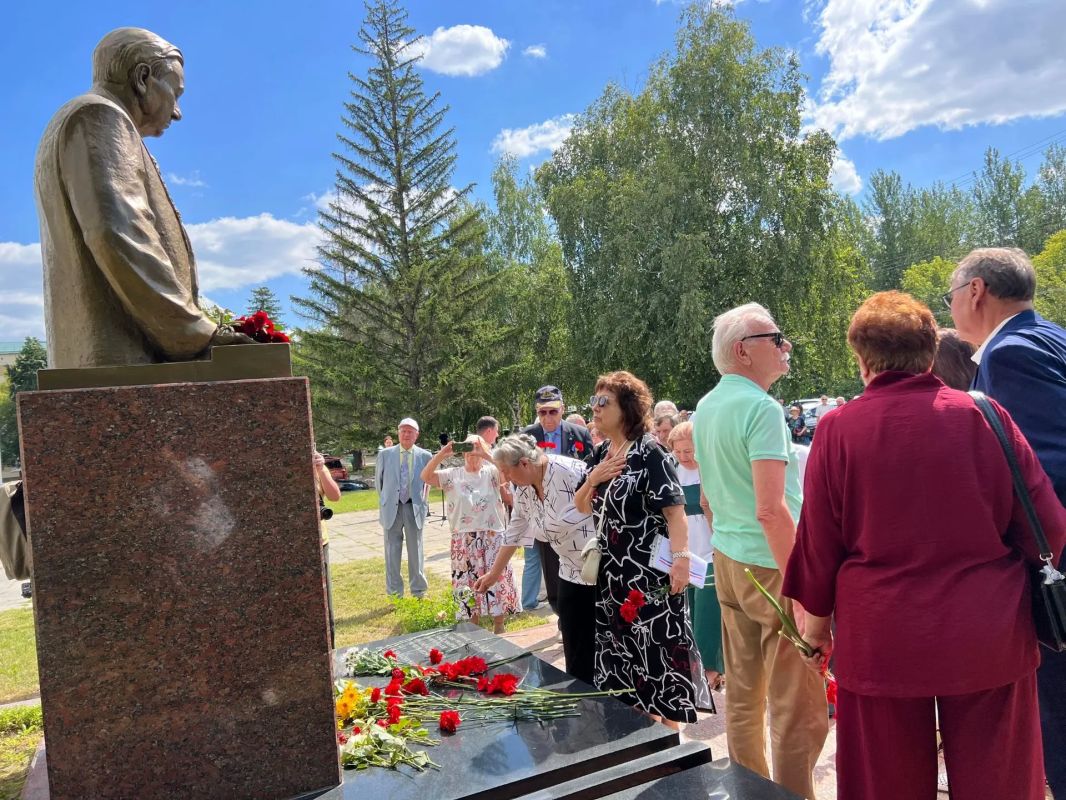 Они построили город!. В Тольятти состоялось торжественное мероприятие в честь Дня строителя, который будет отмечаться в этом году 9 августа Они построили город!. В Тольятти состоялось торжественное мероприятие в честь Дня строителя, который будет отмечаться в этом году 9 августа
