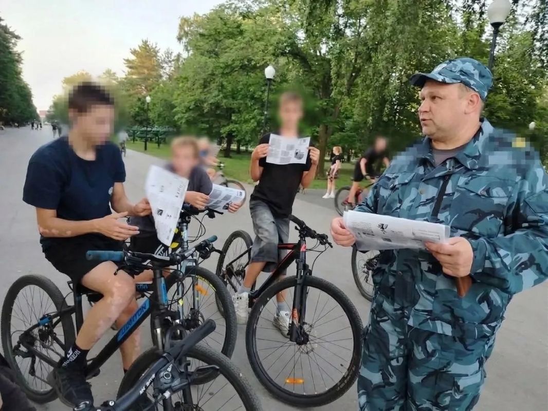Парки — места для прогулок, а не гоночные треки для электросамокатов! Парки — места для прогулок, а не гоночные треки для электросамокатов!