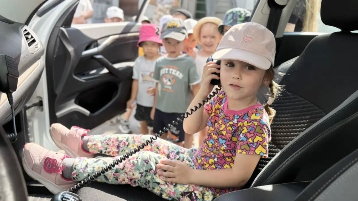Сотрудники #ГосавтоинспекцииТольятти приняли участие в занятии по ПДД с ребятами из детского сада № 159 «Соловушка» Сотрудники #ГосавтоинспекцииТольятти приняли участие в занятии по ПДД с ребятами из детского сада № 159 «Соловушка»