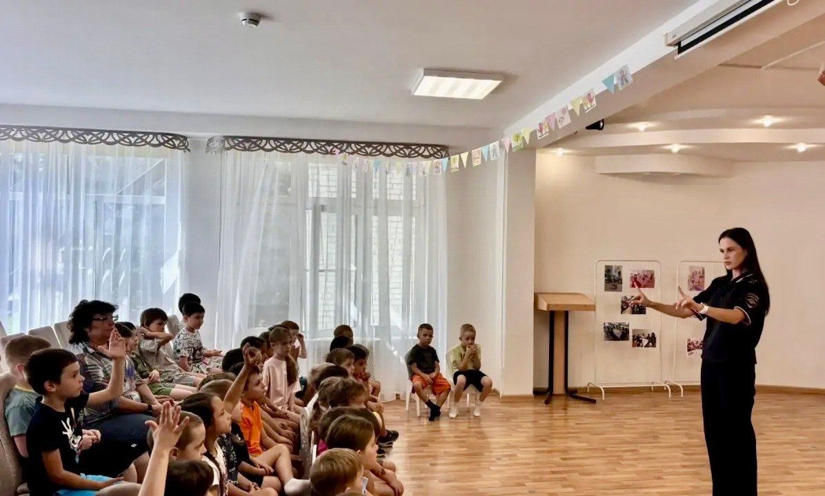 Сотрудники #ГосавтоинспекцииТольятти приняли участие в занятии по ПДД с ребятами из детского сада № 159 «Соловушка» Сотрудники #ГосавтоинспекцииТольятти приняли участие в занятии по ПДД с ребятами из детского сада № 159 «Соловушка»