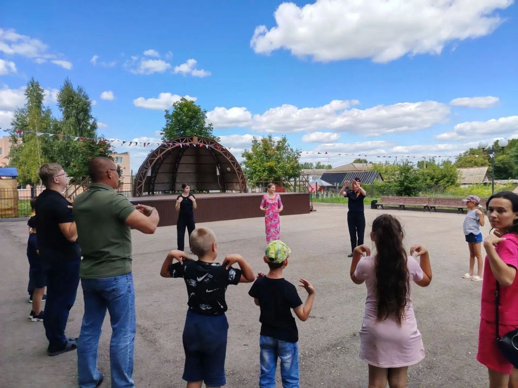 В Самарской области в рамках Всероссийской акции «Зарядка со стражем порядка» сотрудники полиции и общественники провели с ребятами спортивные мероприятия В Самарской области в рамках Всероссийской акции «Зарядка со стражем порядка» сотрудники полиции и общественники провели с ребятами спортивные мероприятия