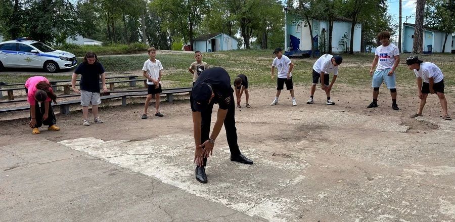 В Самарской области в рамках Всероссийской акции «Зарядка со стражем порядка» сотрудники полиции и общественники провели с ребятами спортивные мероприятия В Самарской области в рамках Всероссийской акции «Зарядка со стражем порядка» сотрудники полиции и общественники провели с ребятами спортивные мероприятия