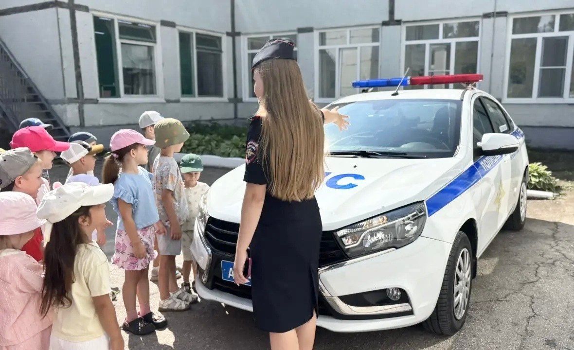 Сотрудники #ГосавтоинспекцииТольятти приняли участие в занятии по ПДД с ребятами из детского сада № 159 «Соловушка» Сотрудники #ГосавтоинспекцииТольятти приняли участие в занятии по ПДД с ребятами из детского сада № 159 «Соловушка»