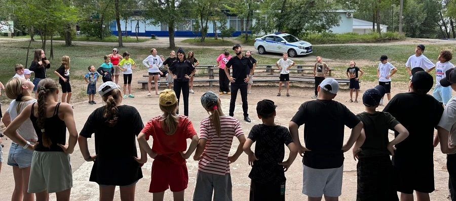 В Самарской области в рамках Всероссийской акции «Зарядка со стражем порядка» сотрудники полиции и общественники провели с ребятами спортивные мероприятия В Самарской области в рамках Всероссийской акции «Зарядка со стражем порядка» сотрудники полиции и общественники провели с ребятами спортивные мероприятия