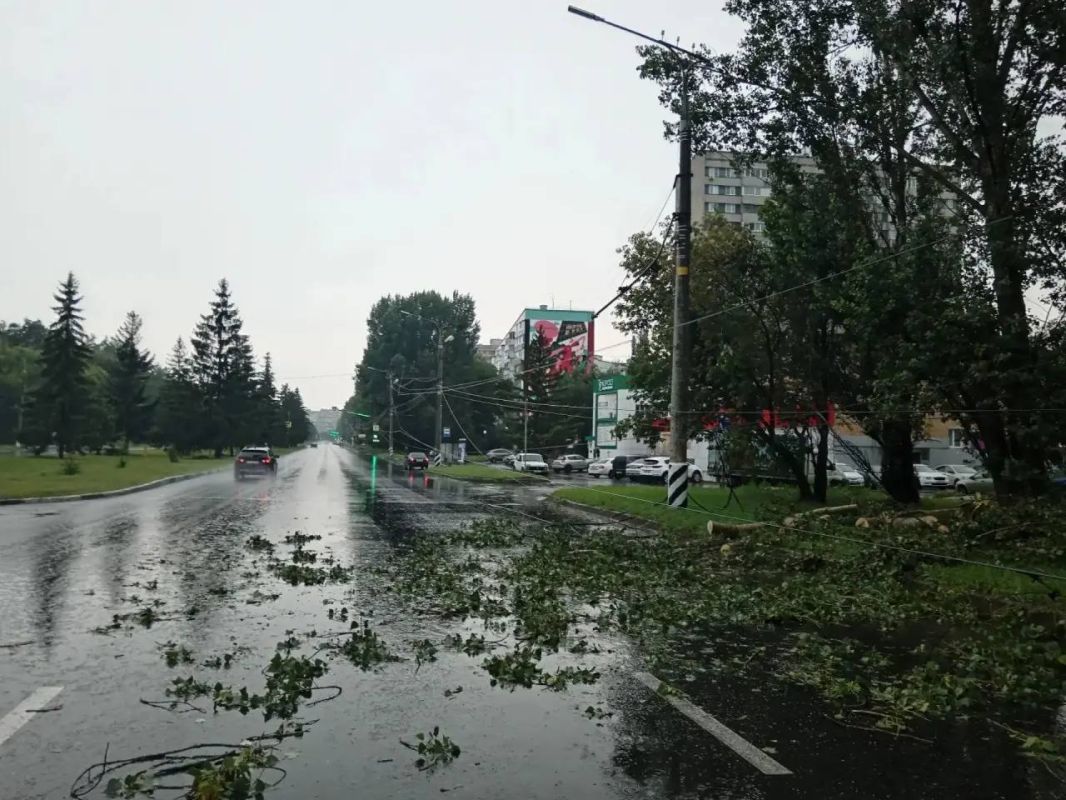 Илья Сухих: Уважаемые тольяттинцы! Оперативные службы продолжают ликвидировать последствия непогоды Илья Сухих: Уважаемые тольяттинцы! Оперативные службы продолжают ликвидировать последствия непогоды