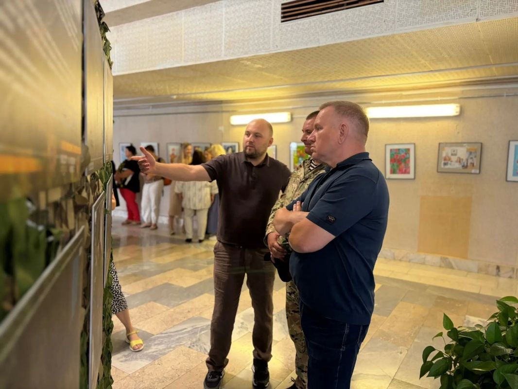В Тольятти открылась выставка памяти фронтового фотографа Олега Ракшина В Тольятти открылась выставка памяти фронтового фотографа Олега Ракшина