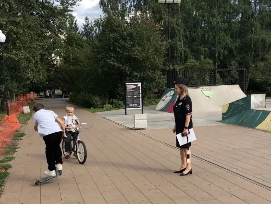 Сотрудники #ГосавтоинспекцииТольятти продолжают проводить профилактические рейды в местах скопления несовершеннолетних участников дорожного движения: парках , скверах и дворовых территориях города Тольятти Сотрудники #ГосавтоинспекцииТольятти продолжают проводить профилактические рейды в местах скопления несовершеннолетних участников дорожного движения: парках , скверах и дворовых территориях города Тольятти