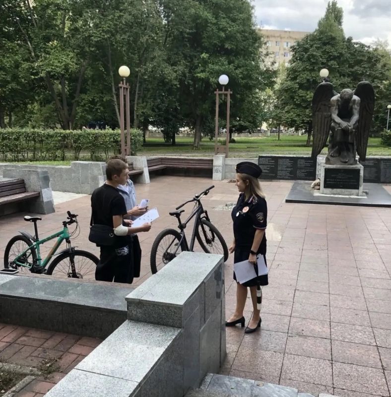 Сотрудники #ГосавтоинспекцииТольятти продолжают проводить профилактические рейды в местах скопления несовершеннолетних участников дорожного движения: парках , скверах и дворовых территориях города Тольятти Сотрудники #ГосавтоинспекцииТольятти продолжают проводить профилактические рейды в местах скопления несовершеннолетних участников дорожного движения: парках , скверах и дворовых территориях города Тольятти