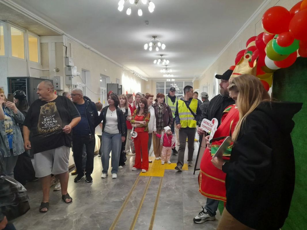 Синьор- помидор!. А в Сызрани сегодня хмурый денёк расцветили помидоры! Они на каждом прилавке, в сувенирных лавках, на лицах горожан и, конечно, в сумках многочисленных гостей города! Любимый августовский праздник... Синьор- помидор!. А в Сызрани сегодня хмурый денёк расцветили помидоры! Они на каждом прилавке, в сувенирных лавках, на лицах горожан и, конечно, в сумках многочисленных гостей города! Любимый августовский праздник...