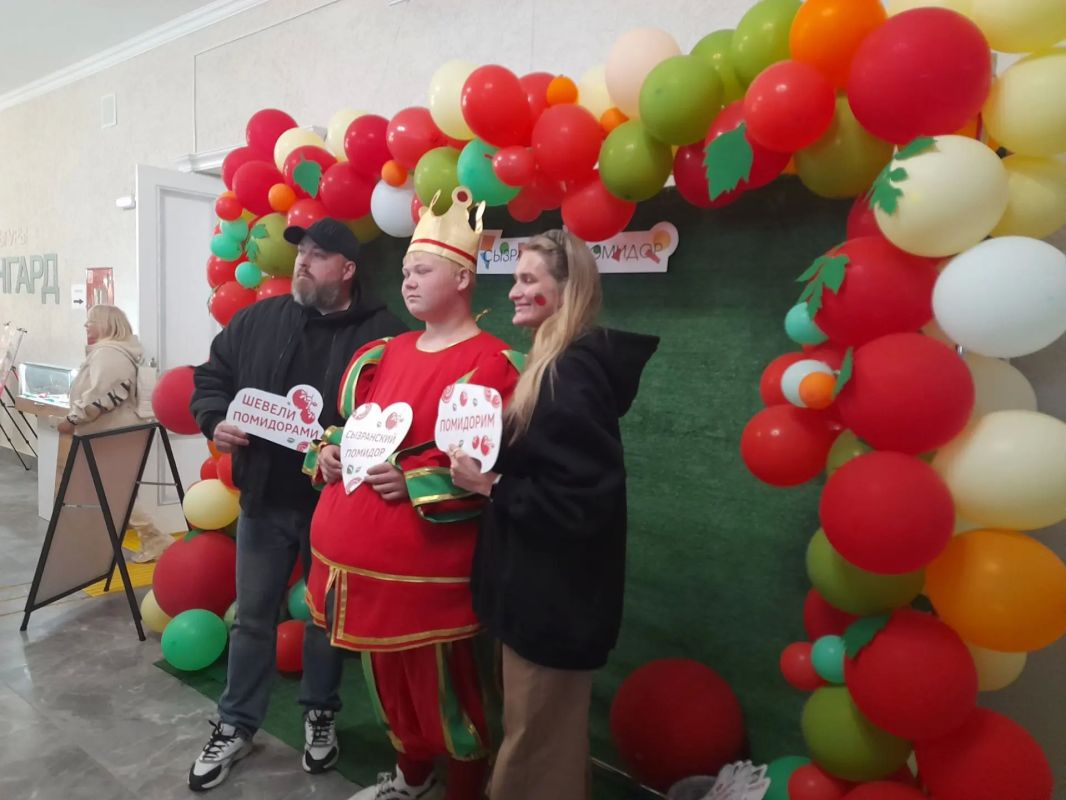Синьор- помидор!. А в Сызрани сегодня хмурый денёк расцветили помидоры! Они на каждом прилавке, в сувенирных лавках, на лицах горожан и, конечно, в сумках многочисленных гостей города! Любимый августовский праздник... Синьор- помидор!. А в Сызрани сегодня хмурый денёк расцветили помидоры! Они на каждом прилавке, в сувенирных лавках, на лицах горожан и, конечно, в сумках многочисленных гостей города! Любимый августовский праздник...