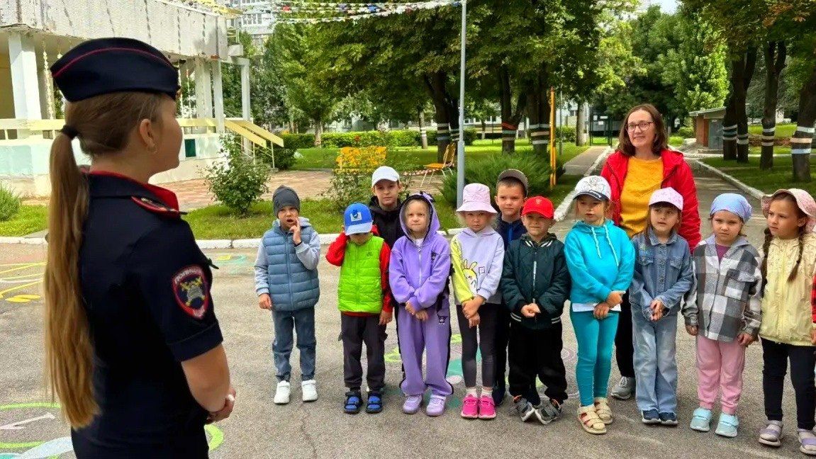 Дорожные инспекторы Тольятти продолжают проводить в детских садах города профилактические мероприятия по безопасности дорожного движения Дорожные инспекторы Тольятти продолжают проводить в детских садах города профилактические мероприятия по безопасности дорожного движения