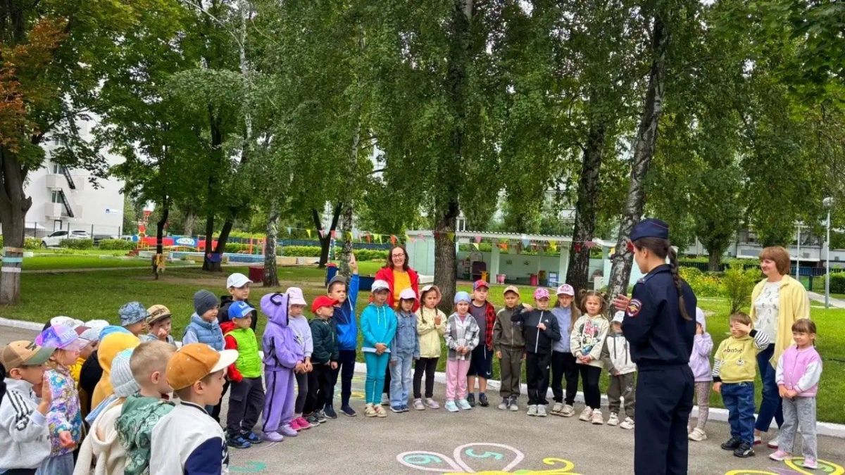 Дорожные инспекторы Тольятти продолжают проводить в детских садах города профилактические мероприятия по безопасности дорожного движения Дорожные инспекторы Тольятти продолжают проводить в детских садах города профилактические мероприятия по безопасности дорожного движения