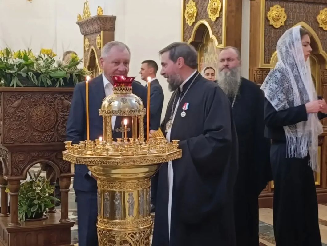 Губернатор Самарской области Вячеслав Федорищев совместно с заместителем председателя Союза машиностроителей России Борисом Алешиным, президентом АВТОВАЗа Максимом Соколовым и митрополитом Самарским и Новокуйбышевским... Губернатор Самарской области Вячеслав Федорищев совместно с заместителем председателя Союза машиностроителей России Борисом Алешиным, президентом АВТОВАЗа Максимом Соколовым и митрополитом Самарским и Новокуйбышевским...