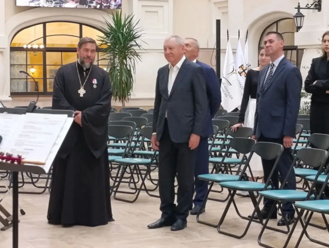 Губернатор Самарской области Вячеслав Федорищев совместно с заместителем председателя Союза машиностроителей России Борисом Алешиным, президентом АВТОВАЗа Максимом Соколовым и митрополитом Самарским и Новокуйбышевским... Губернатор Самарской области Вячеслав Федорищев совместно с заместителем председателя Союза машиностроителей России Борисом Алешиным, президентом АВТОВАЗа Максимом Соколовым и митрополитом Самарским и Новокуйбышевским...