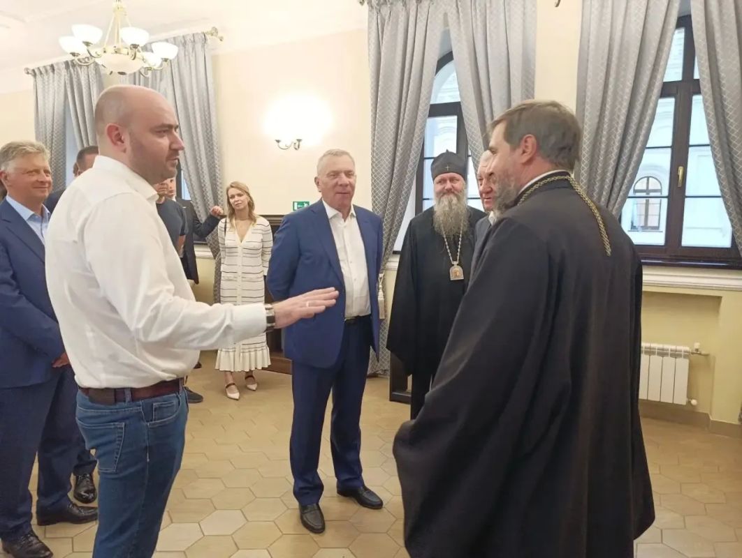 Губернатор Самарской области Вячеслав Федорищев совместно с заместителем председателя Союза машиностроителей России Борисом Алешиным, президентом АВТОВАЗа Максимом Соколовым и митрополитом Самарским и Новокуйбышевским... Губернатор Самарской области Вячеслав Федорищев совместно с заместителем председателя Союза машиностроителей России Борисом Алешиным, президентом АВТОВАЗа Максимом Соколовым и митрополитом Самарским и Новокуйбышевским...
