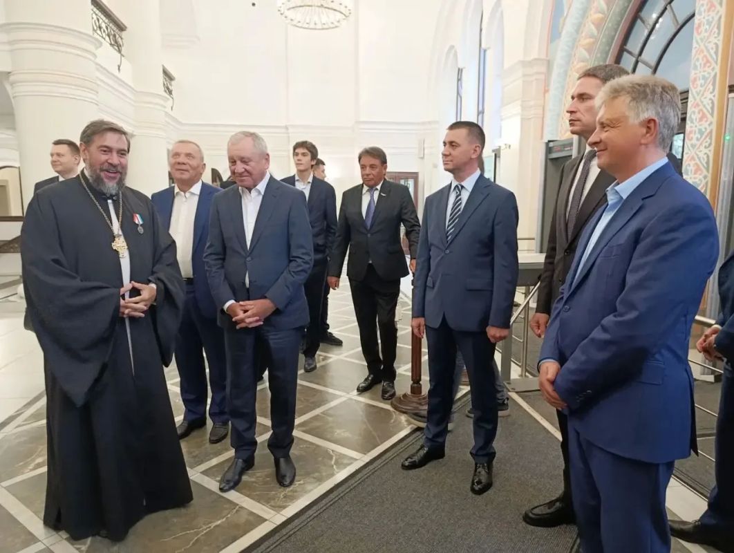 Губернатор Самарской области Вячеслав Федорищев совместно с заместителем председателя Союза машиностроителей России Борисом Алешиным, президентом АВТОВАЗа Максимом Соколовым и митрополитом Самарским и Новокуйбышевским... Губернатор Самарской области Вячеслав Федорищев совместно с заместителем председателя Союза машиностроителей России Борисом Алешиным, президентом АВТОВАЗа Максимом Соколовым и митрополитом Самарским и Новокуйбышевским...