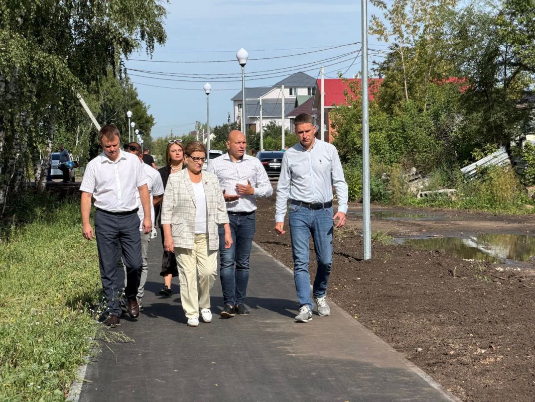 Комплексный подход: в Тольятти обустраивают пешеходные дорожки вдоль магистралей Комплексный подход: в Тольятти обустраивают пешеходные дорожки вдоль магистралей