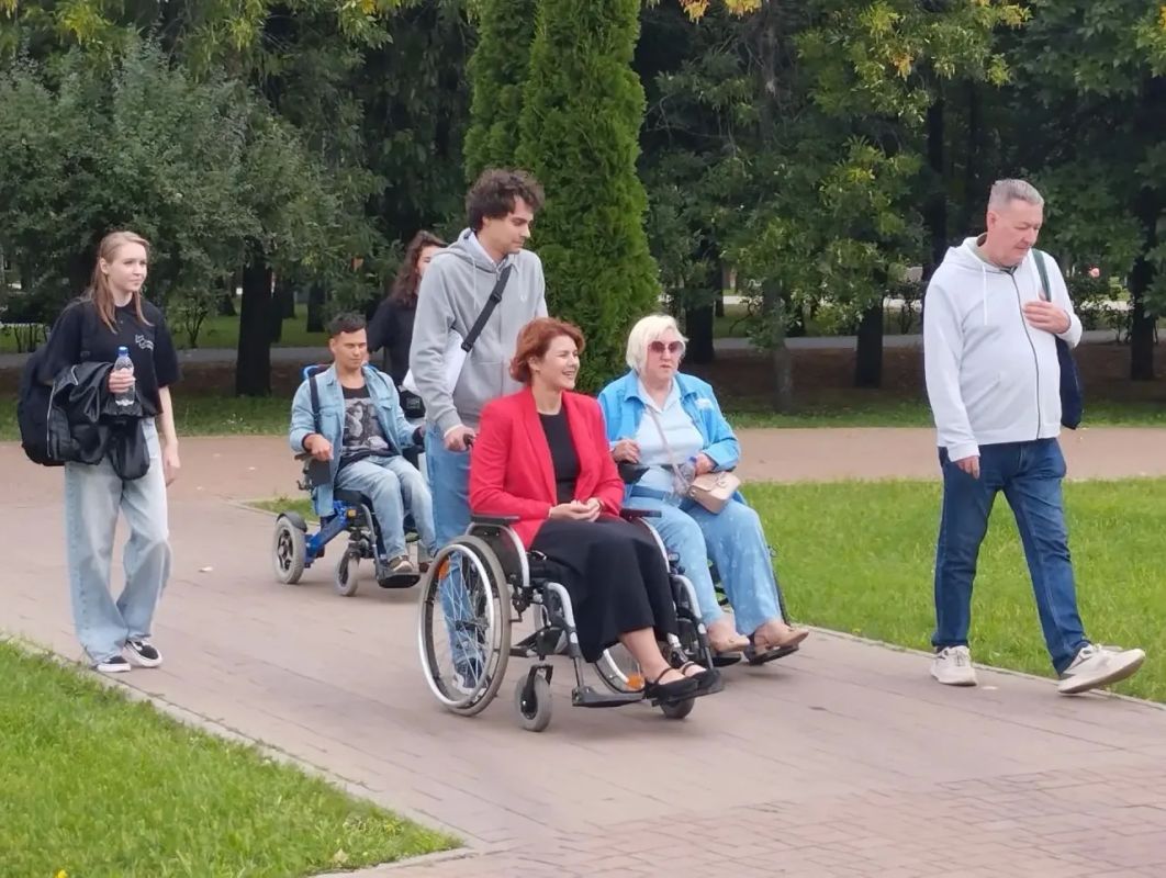 «Туризм без границ»: в Тольятти для людей с ограниченными возможностями здоровья прошла бесплатная пешеходная экскурсия по городу «Туризм без границ»: в Тольятти для людей с ограниченными возможностями здоровья прошла бесплатная пешеходная экскурсия по городу