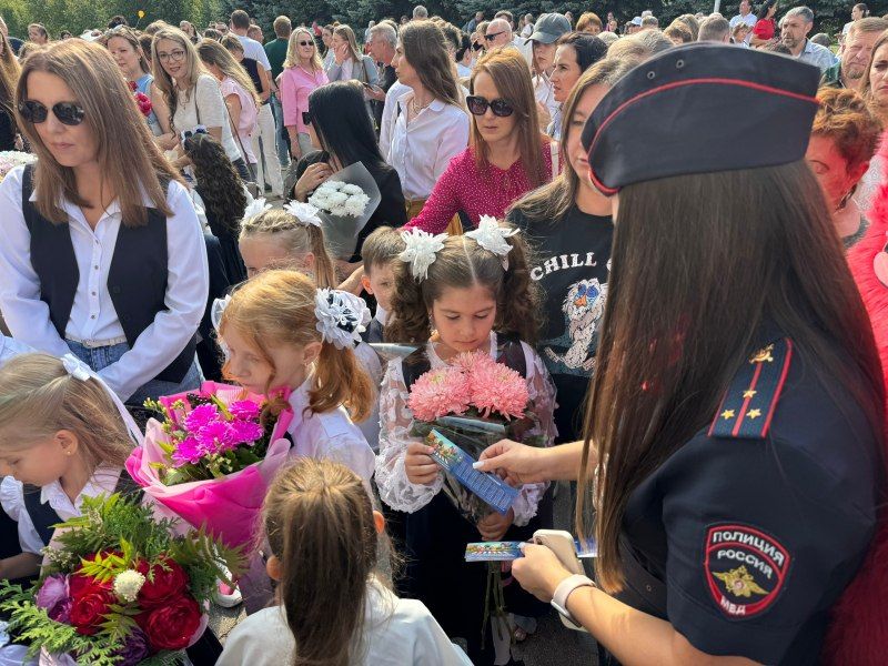 1 сентября сотрудники #ГосавтоинспекцииТольятти приняли участие в школьных линейках и напомнили детям о правилах безопасного поведения на дороге 1 сентября сотрудники #ГосавтоинспекцииТольятти приняли участие в школьных линейках и напомнили детям о правилах безопасного поведения на дороге