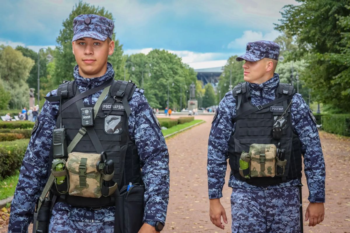 Прямо сейчас в Санкт-Петербурге на стадионе «СКА Арена» военнослужащие специального мотризованного Измайловского полка Северо-Западного округа Росгвардии и сотрудники ОМОН «Бастион» Росгвардии обеспечивают безопасность матча... Прямо сейчас в Санкт-Петербурге на стадионе «СКА Арена» военнослужащие специального мотризованного Измайловского полка Северо-Западного округа Росгвардии и сотрудники ОМОН «Бастион» Росгвардии обеспечивают безопасность матча...
