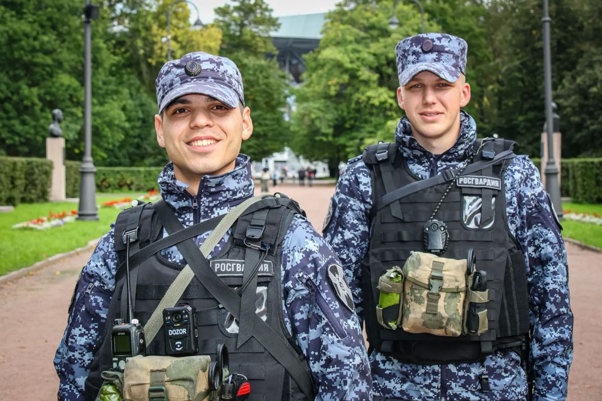 Прямо сейчас в Санкт-Петербурге на стадионе «СКА Арена» военнослужащие специального мотризованного Измайловского полка Северо-Западного округа Росгвардии и сотрудники ОМОН «Бастион» Росгвардии обеспечивают безопасность матча... Прямо сейчас в Санкт-Петербурге на стадионе «СКА Арена» военнослужащие специального мотризованного Измайловского полка Северо-Западного округа Росгвардии и сотрудники ОМОН «Бастион» Росгвардии обеспечивают безопасность матча...