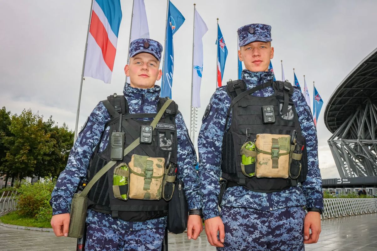 Прямо сейчас в Санкт-Петербурге на стадионе «СКА Арена» военнослужащие специального мотризованного Измайловского полка Северо-Западного округа Росгвардии и сотрудники ОМОН «Бастион» Росгвардии обеспечивают безопасность матча... Прямо сейчас в Санкт-Петербурге на стадионе «СКА Арена» военнослужащие специального мотризованного Измайловского полка Северо-Западного округа Росгвардии и сотрудники ОМОН «Бастион» Росгвардии обеспечивают безопасность матча...