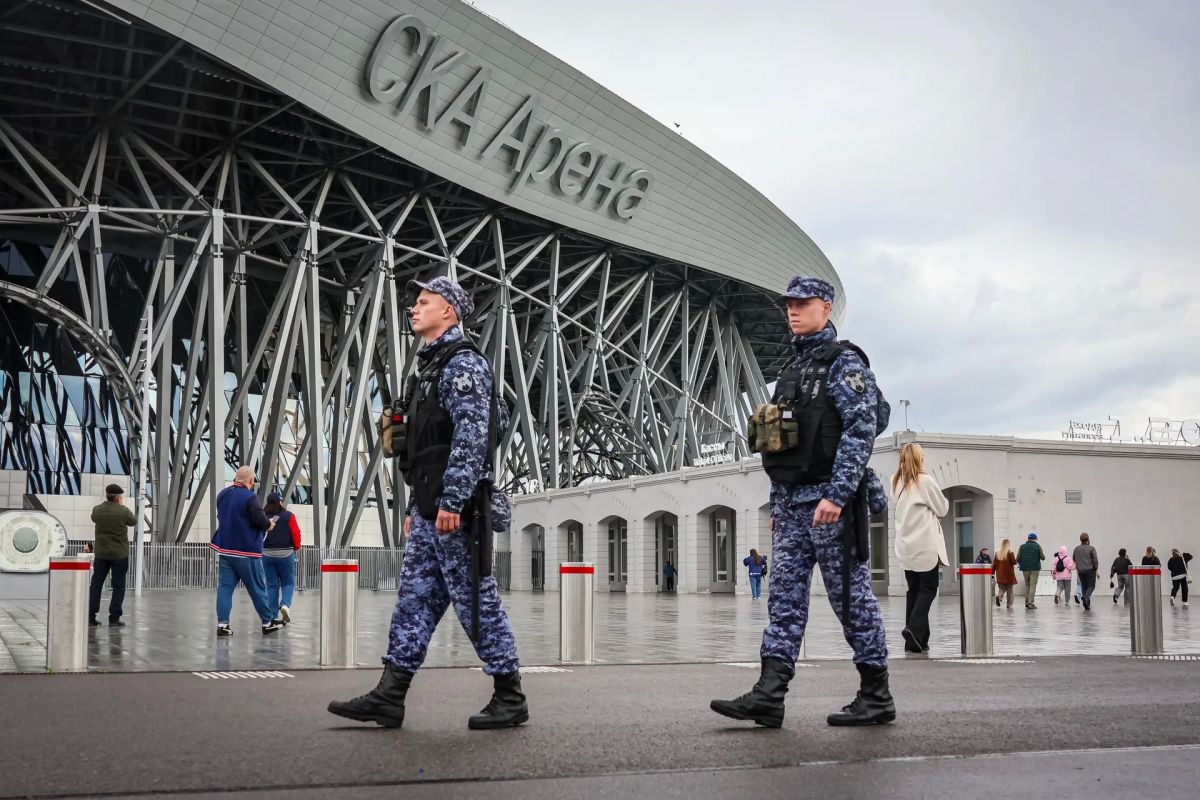 Прямо сейчас в Санкт-Петербурге на стадионе «СКА Арена» военнослужащие специального мотризованного Измайловского полка Северо-Западного округа Росгвардии и сотрудники ОМОН «Бастион» Росгвардии обеспечивают безопасность матча... Прямо сейчас в Санкт-Петербурге на стадионе «СКА Арена» военнослужащие специального мотризованного Измайловского полка Северо-Западного округа Росгвардии и сотрудники ОМОН «Бастион» Росгвардии обеспечивают безопасность матча...