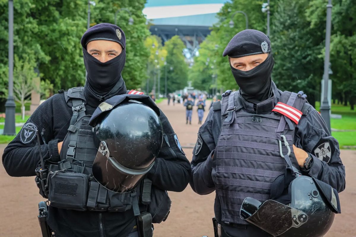 Прямо сейчас в Санкт-Петербурге на стадионе «СКА Арена» военнослужащие специального мотризованного Измайловского полка Северо-Западного округа Росгвардии и сотрудники ОМОН «Бастион» Росгвардии обеспечивают безопасность матча... Прямо сейчас в Санкт-Петербурге на стадионе «СКА Арена» военнослужащие специального мотризованного Измайловского полка Северо-Западного округа Росгвардии и сотрудники ОМОН «Бастион» Росгвардии обеспечивают безопасность матча...