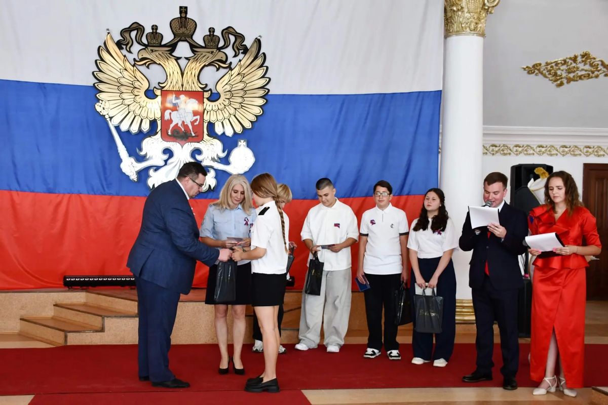 В Самарской области в рамках Всероссийской акции «Мы-граждане России!», реализуемой по инициативе Общероссийского общественно государственного движения детей и молодёжи «Движение Первых» прошли торжественные церемонии...