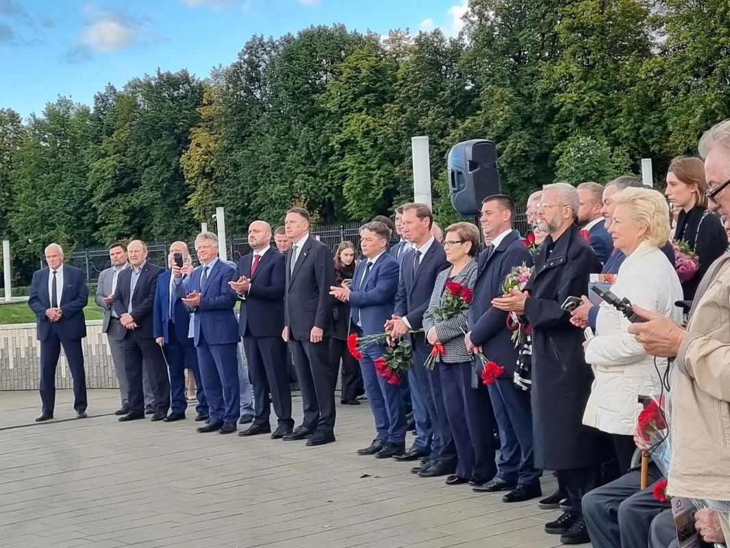 Останется жить в сердцах и в мыслях Останется жить в сердцах и в мыслях