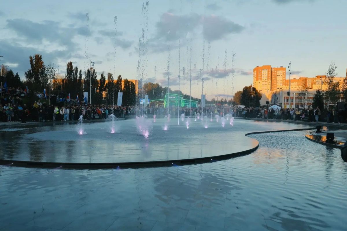 - На Центральной площади Тольятти состоялось техническое открытие светомузыкального мультимедийного фонтана - На Центральной площади Тольятти состоялось техническое открытие светомузыкального мультимедийного фонтана
