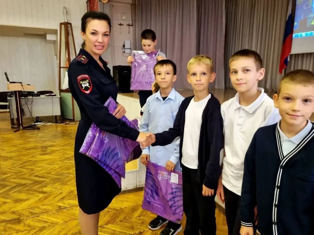 Школьники изучают ПДД по принципу «дети - детям»