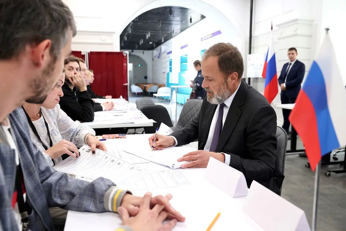 Полпред президента России в ПФО Игорь Комаров проголосовал на выборах в Госдуму