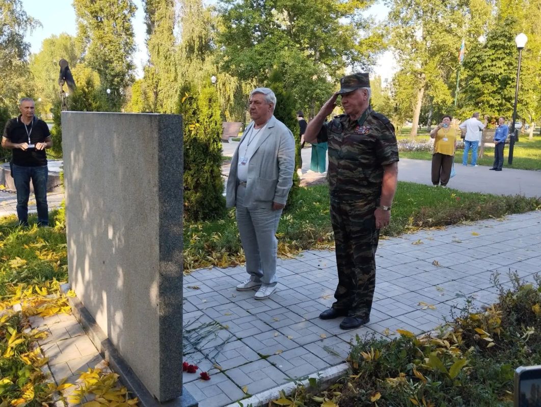В речной порт Тольятти прибыл теплоход «Александр Фадеев» с делегацией ветеранов органов внутренних дел Свердловской области во главе с её председателем – полковником милиции в отставке Владимиром Ралдугиным В речной порт Тольятти прибыл теплоход «Александр Фадеев» с делегацией ветеранов органов внутренних дел Свердловской области во главе с её председателем – полковником милиции в отставке Владимиром Ралдугиным
