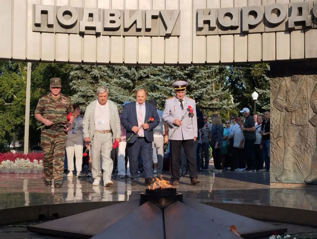 В речной порт Тольятти прибыл теплоход «Александр Фадеев» с делегацией ветеранов органов внутренних дел Свердловской области во главе с её председателем – полковником милиции в отставке Владимиром Ралдугиным В речной порт Тольятти прибыл теплоход «Александр Фадеев» с делегацией ветеранов органов внутренних дел Свердловской области во главе с её председателем – полковником милиции в отставке Владимиром Ралдугиным