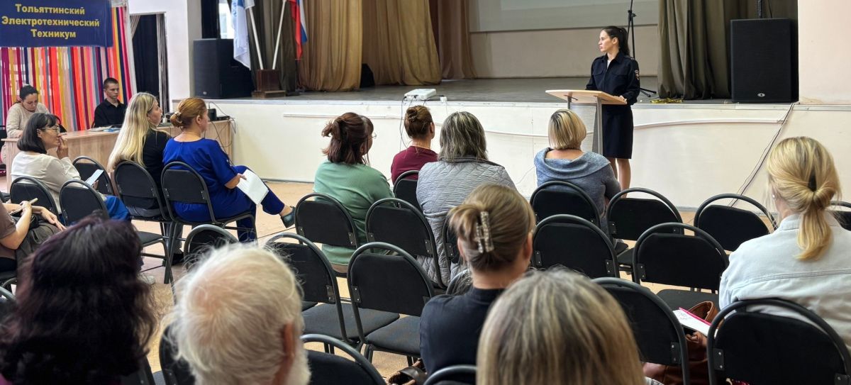 Сотрудники #ГосавтоинспекцииТольятти продолжают проводить профилактические беседы на родительских собраниях
