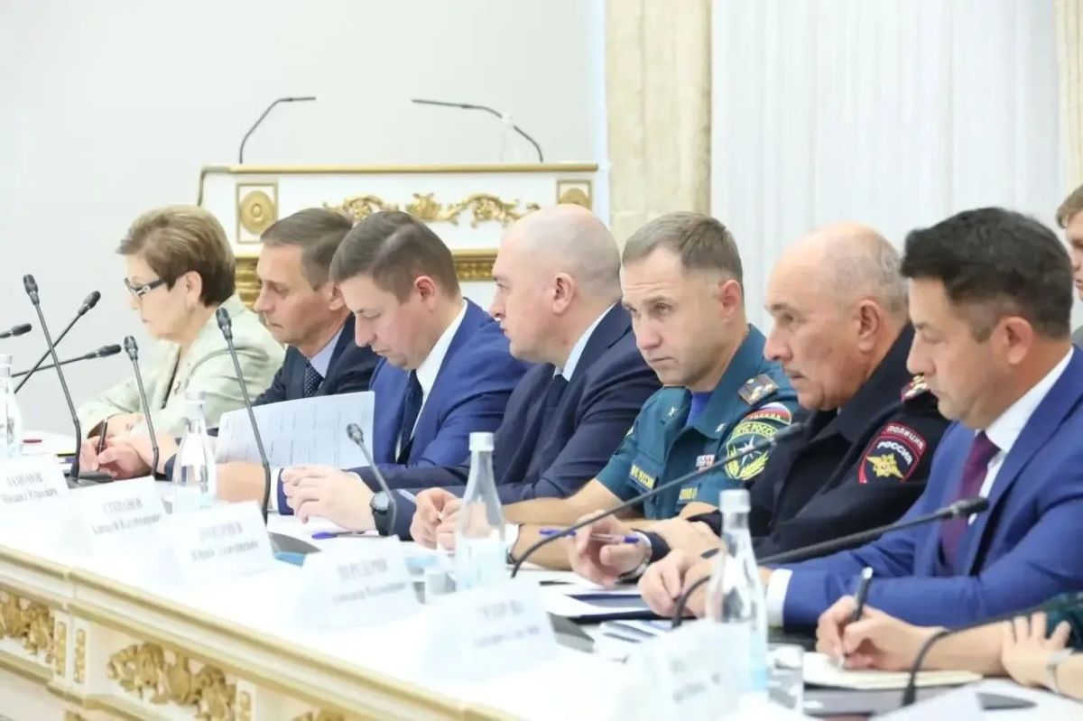 - Провел в открытом режиме оперативное совещание правительства Самарской области - Провел в открытом режиме оперативное совещание правительства Самарской области